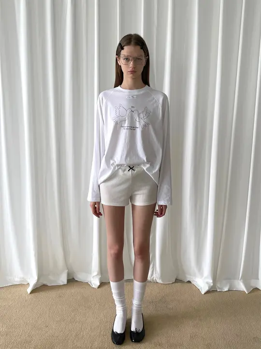 白いハトプリントロゴの長袖Tシャツ