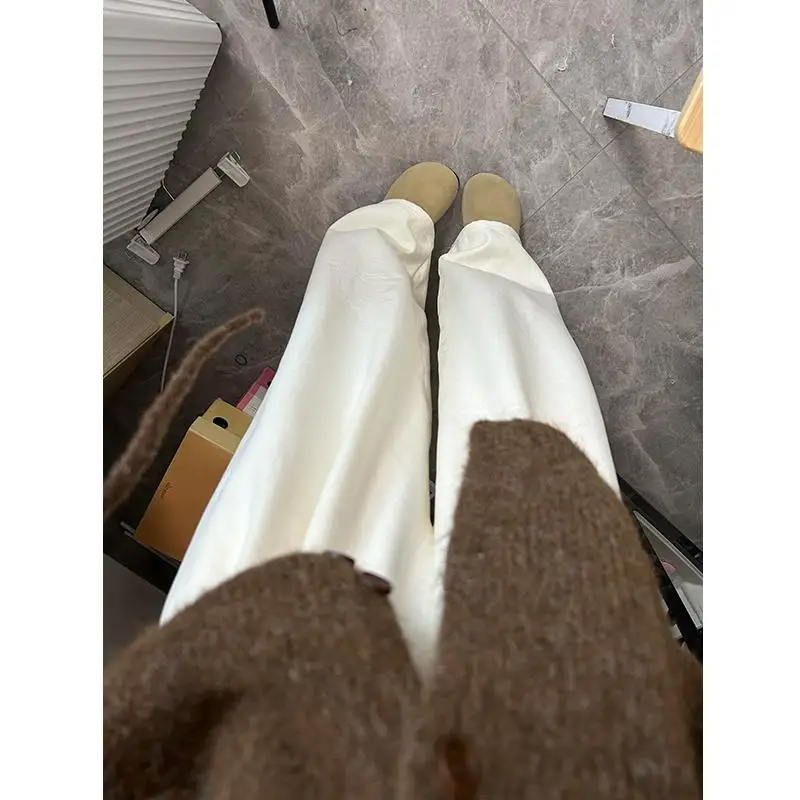 11月の通勤スタイルに欠かせない「クリームホワイトワイドパンツ」は、どう選ぶ？