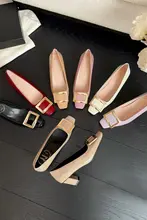 エナメル仕上げのスクエアバックル付きヒールパンプス【斜めヒール・通勤用・深めの口元】