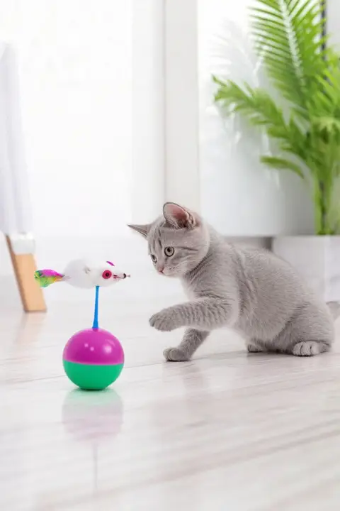 猫用おもちゃ【毛を使用したボール型ネズミ・自立型・猫を楽しませる・ペット用品】