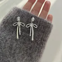 バレリーナ風 バタフライデザイン ピアス【メタル製・シンプル・高級感】
