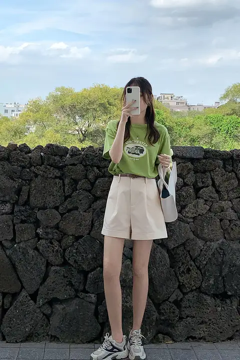 カキ色のハイウエストショートパンツ【春用・フィット・フレアデザイン・折り返し】