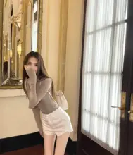 シンプルな長袖VネックTシャツ【女性用・スリムフィット・無地】