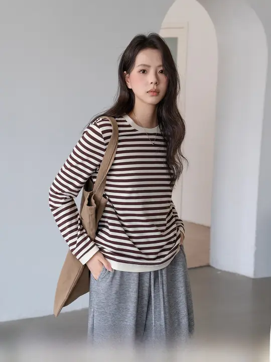 ストライプデザインのラウンドネック長袖カジュアルTシャツ【シンプルな重ね着用】
