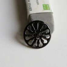 黒塗装の透かしデザイン金属ボタン【花輪形・ショート18mm】