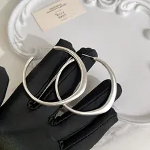 シンプルなラウンドデザインの大ぶりイヤリング【銀色・C型・秋冬用・モダンスタイル】