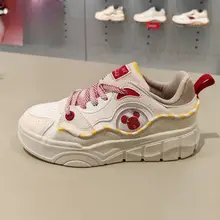 カートゥーンデザインの軽量スニーカー【レディース・春秋向け・運動用】