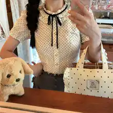 波点デザインのレイヤードフリルサテンブラウス【リボン付き・ウエスト絞り・パフスリーブ】