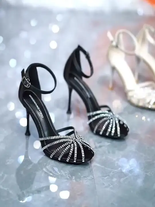 エレガントなデザインのハイヒールサンダル【オープントゥ・アンクルストラップ・ラメ装飾】