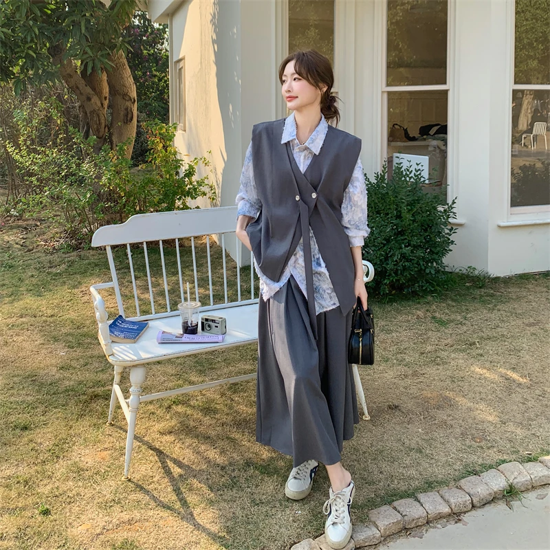 ベストとシャツとスカートの女性春秋向けコーディネート：4月末から5月末にかけての季節移行に最適な三件套