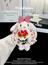 手に持った赤いバラの小さなウサギのマスコット【毛糸製・かわいいデザイン・女性へのギフト】