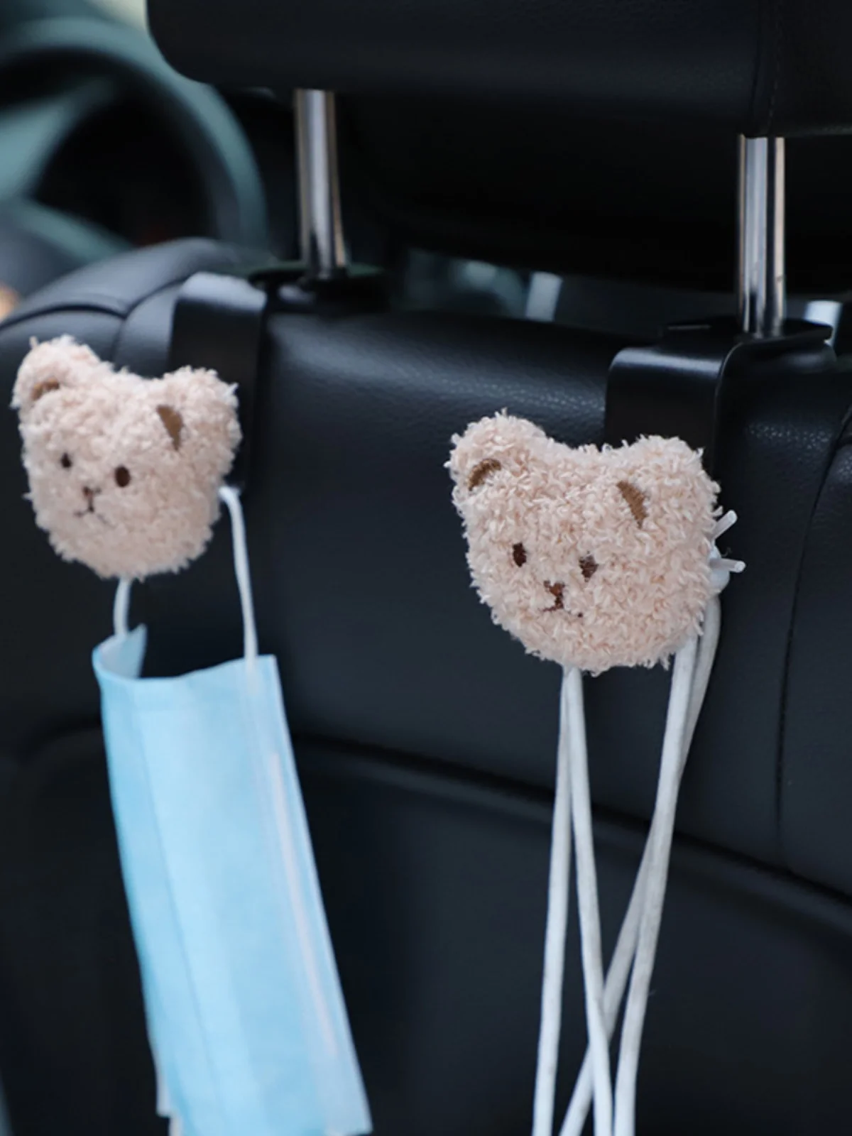 bulkhead seat に似た多機能アイテムはどれ？「座席背面用フック」が通勤生活を救う理由とは