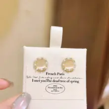 優雅な印象の猫目石とパールのピアス【軽やかで高級感のあるデザイン】