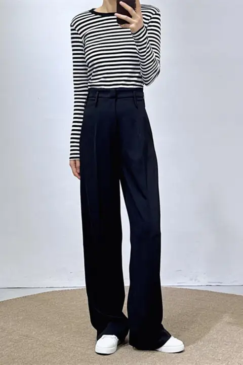 シンプルなブラックパンツ【ストレートシルエット・女性用・高級感あるカジュアルスタイル】