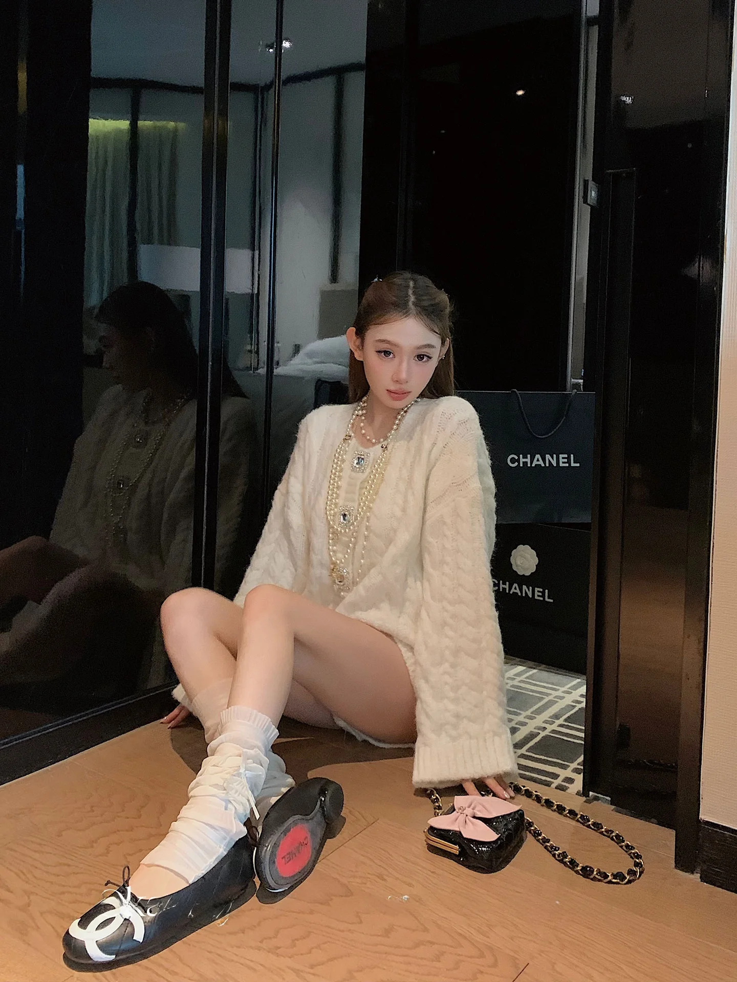 温かみのある秋冬カーディガンとハイウエストショートパンツのセットアップ使い方