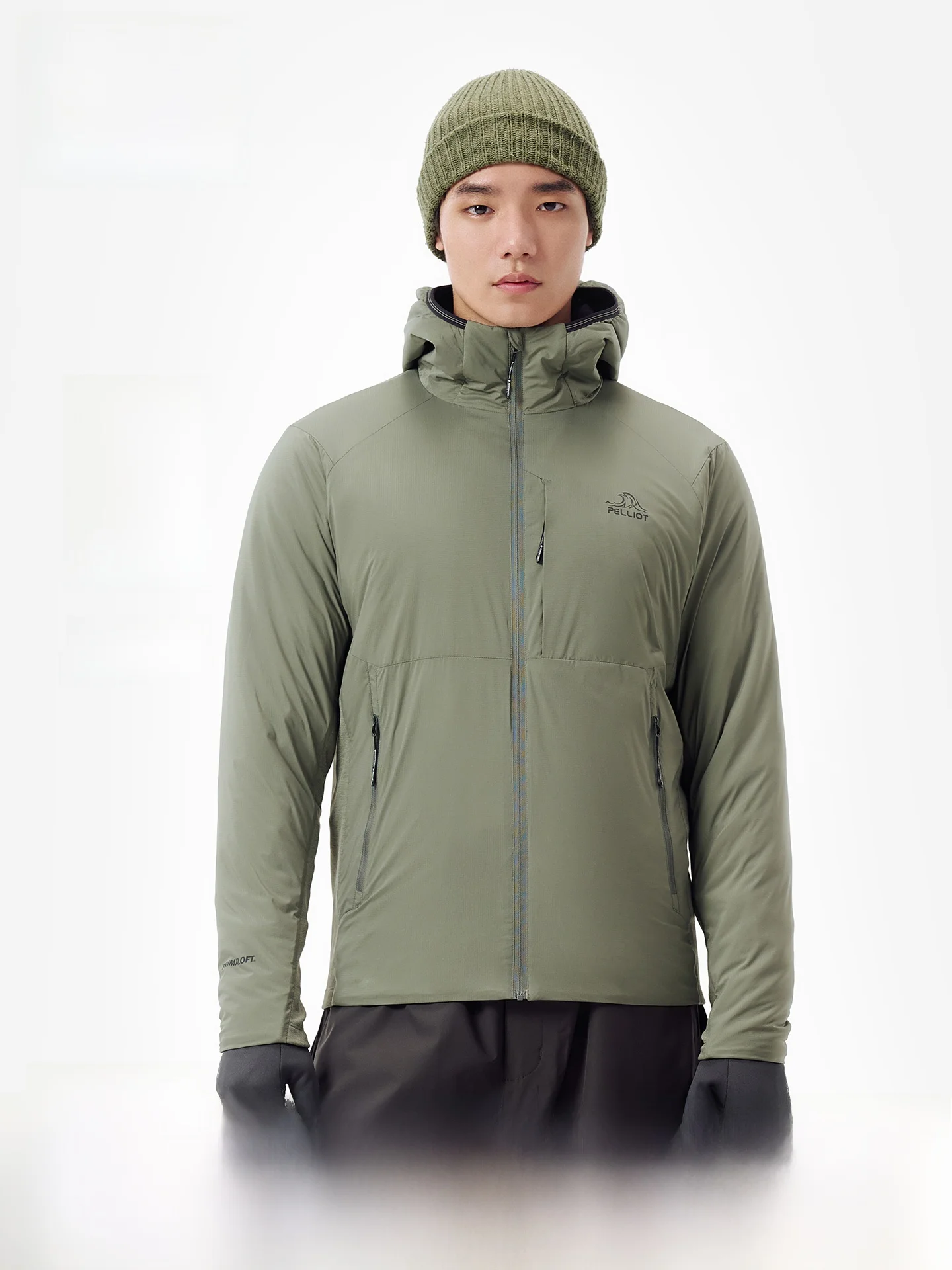pelliot 軽量防風フード付きアウター：ハイキング服選びにおける性能と実用性のバランス