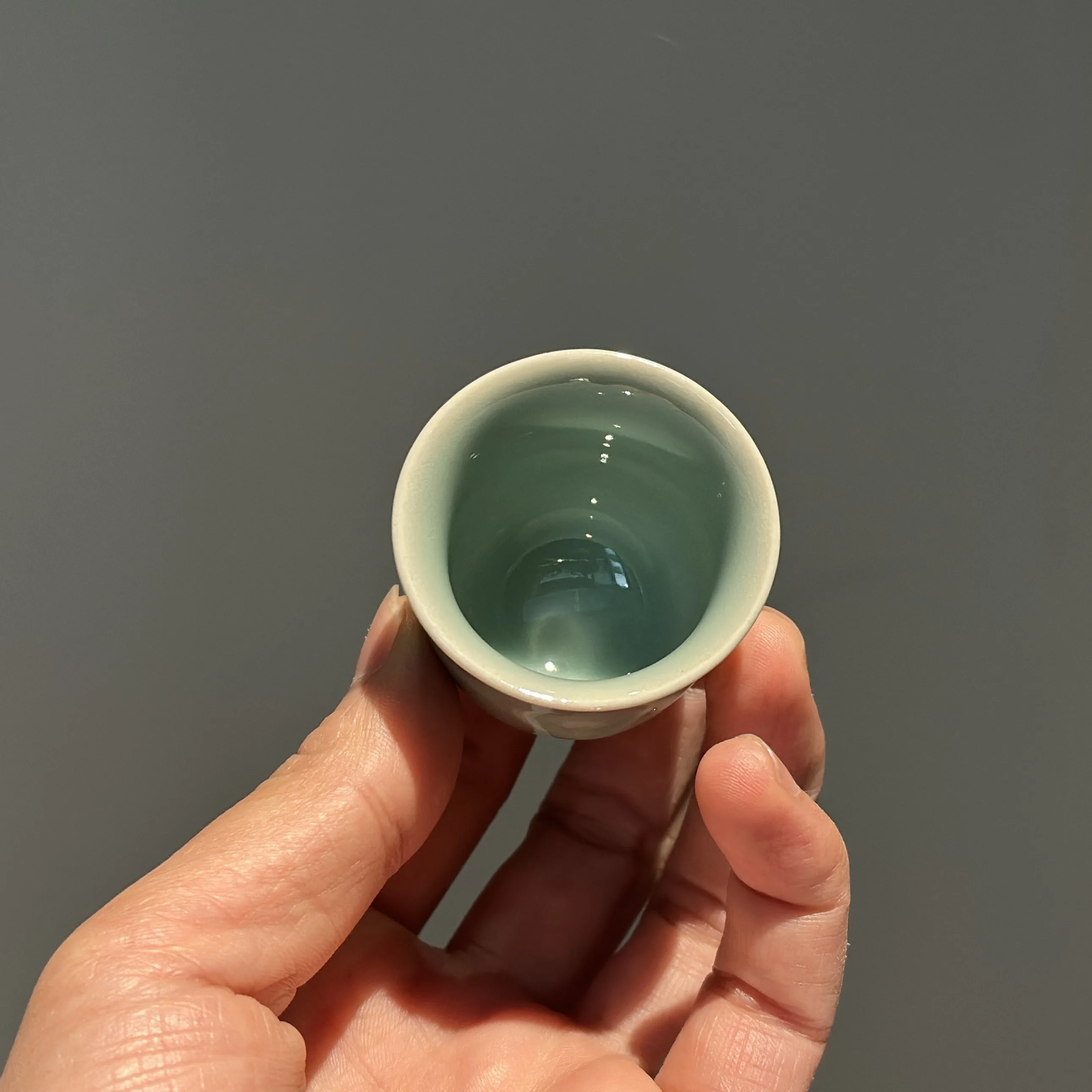 龍泉青瓷黄釉茶杯：中国铁道主题明刻设计的复古瓷质体验