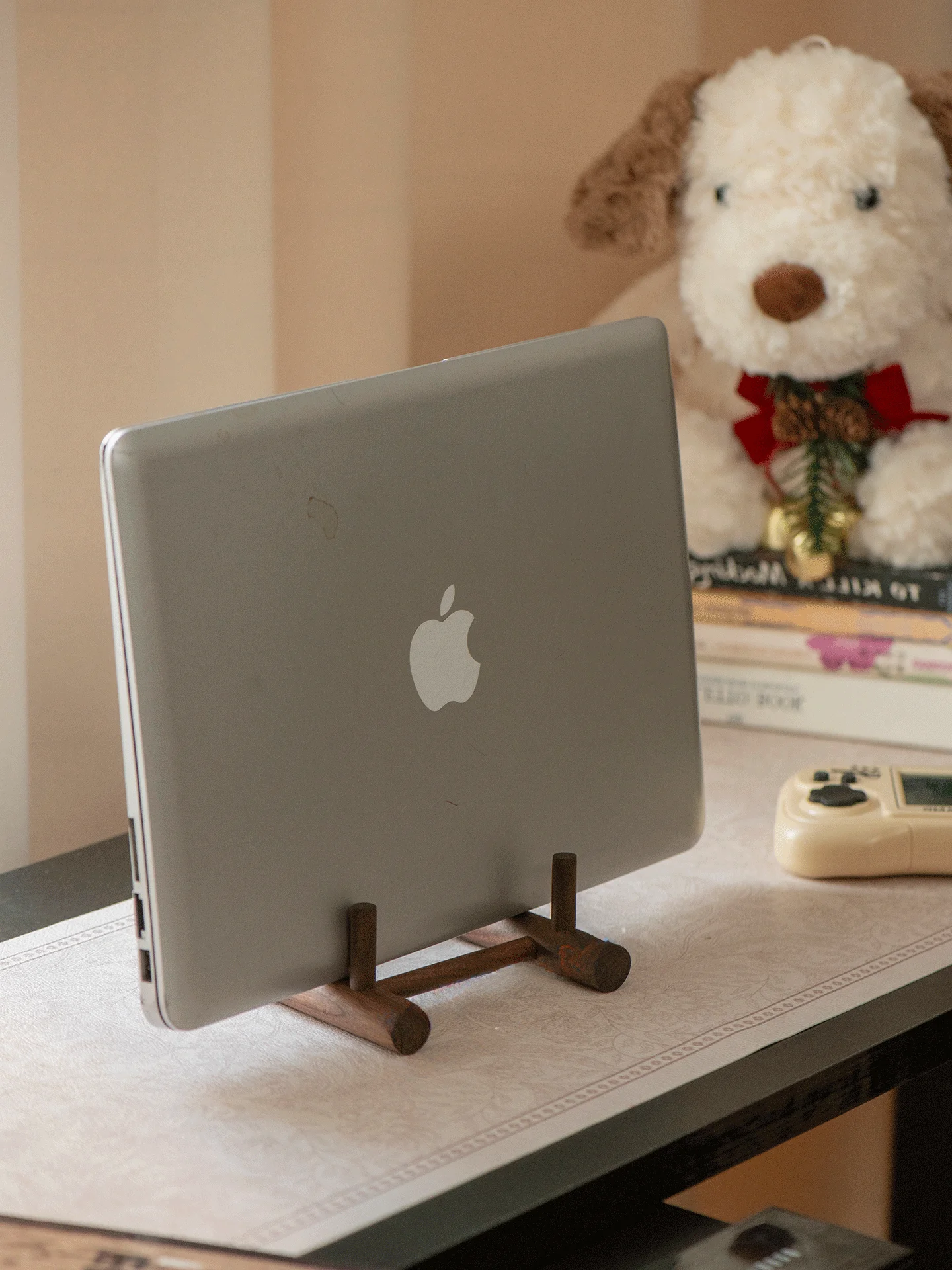 木製卓上スタンド：iPad対応の熱放散型多機能ホルダーが実際の使い勝手をどう支えるか