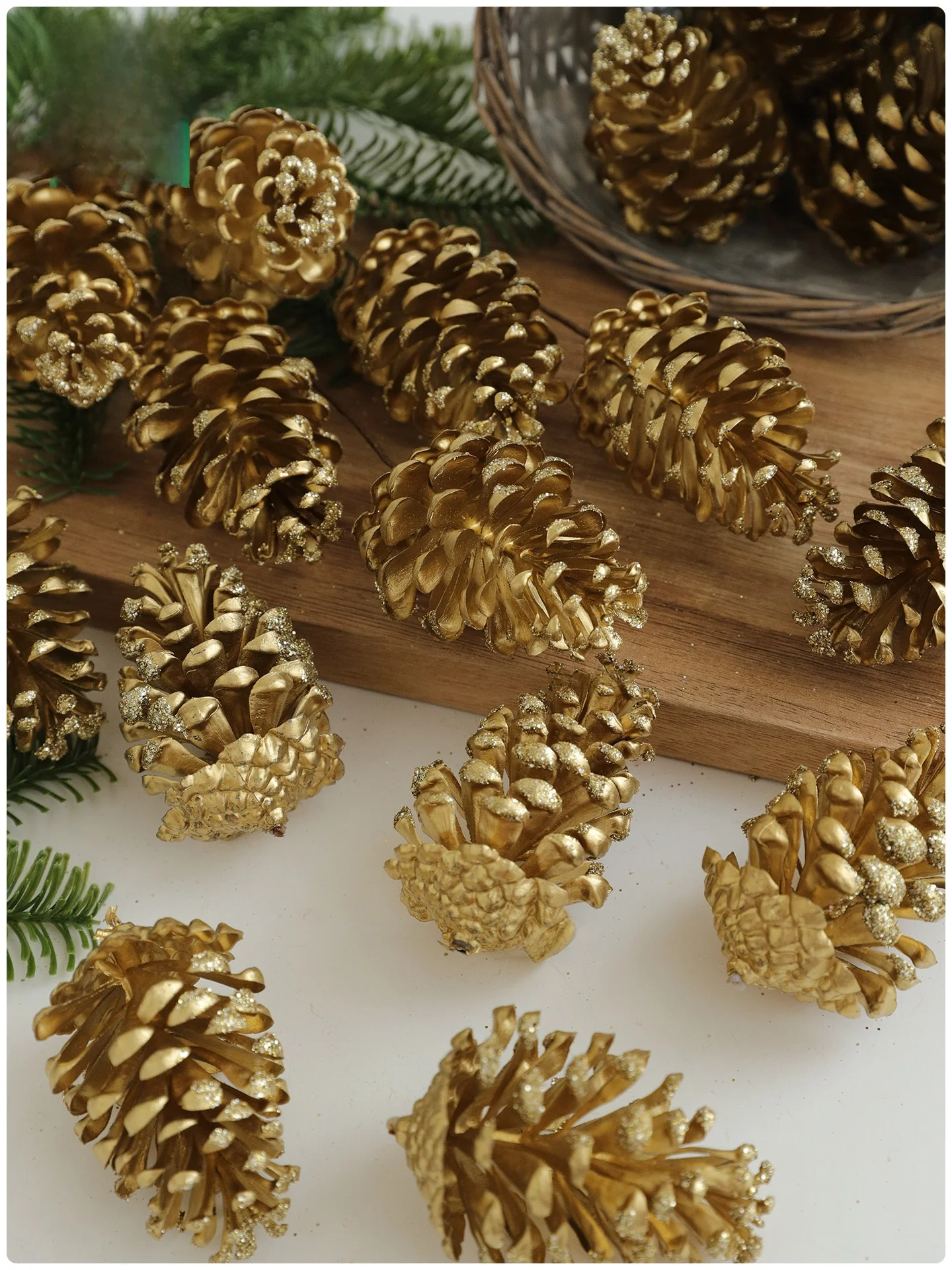 クリスマスオーナメントを手作りするなら、リアルな金色の松ぼっくりが一番？