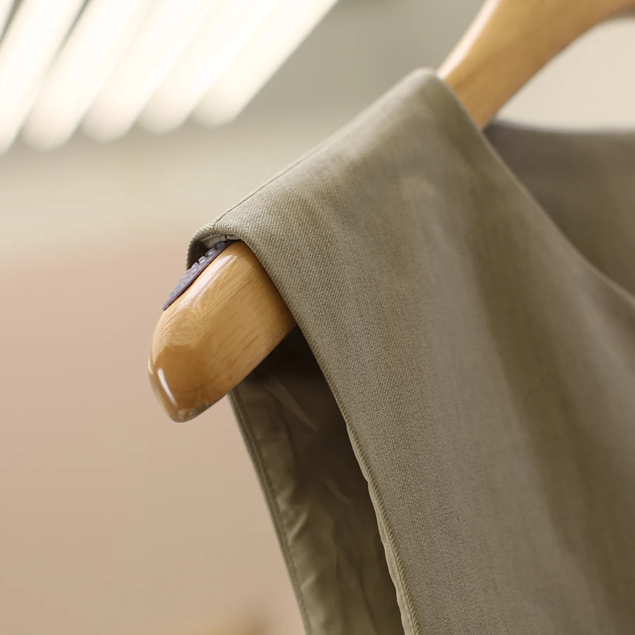 ボス服を正しく選ぶには？通勤のストレスを一気に解消できる「スリムフィットの西洋風ベスト」の本当の価値とは