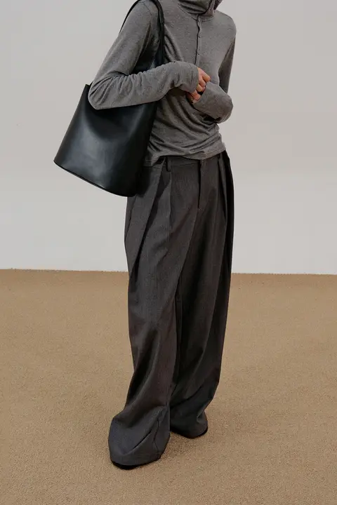 スタイリッシュなウエスト折りたたみデザインのスーツパンツ【シンプルでオシャレ】