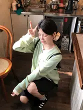 薄い緑のニットカーディガン【韓国風・フロントボタン・長袖】（セットアップ対応）