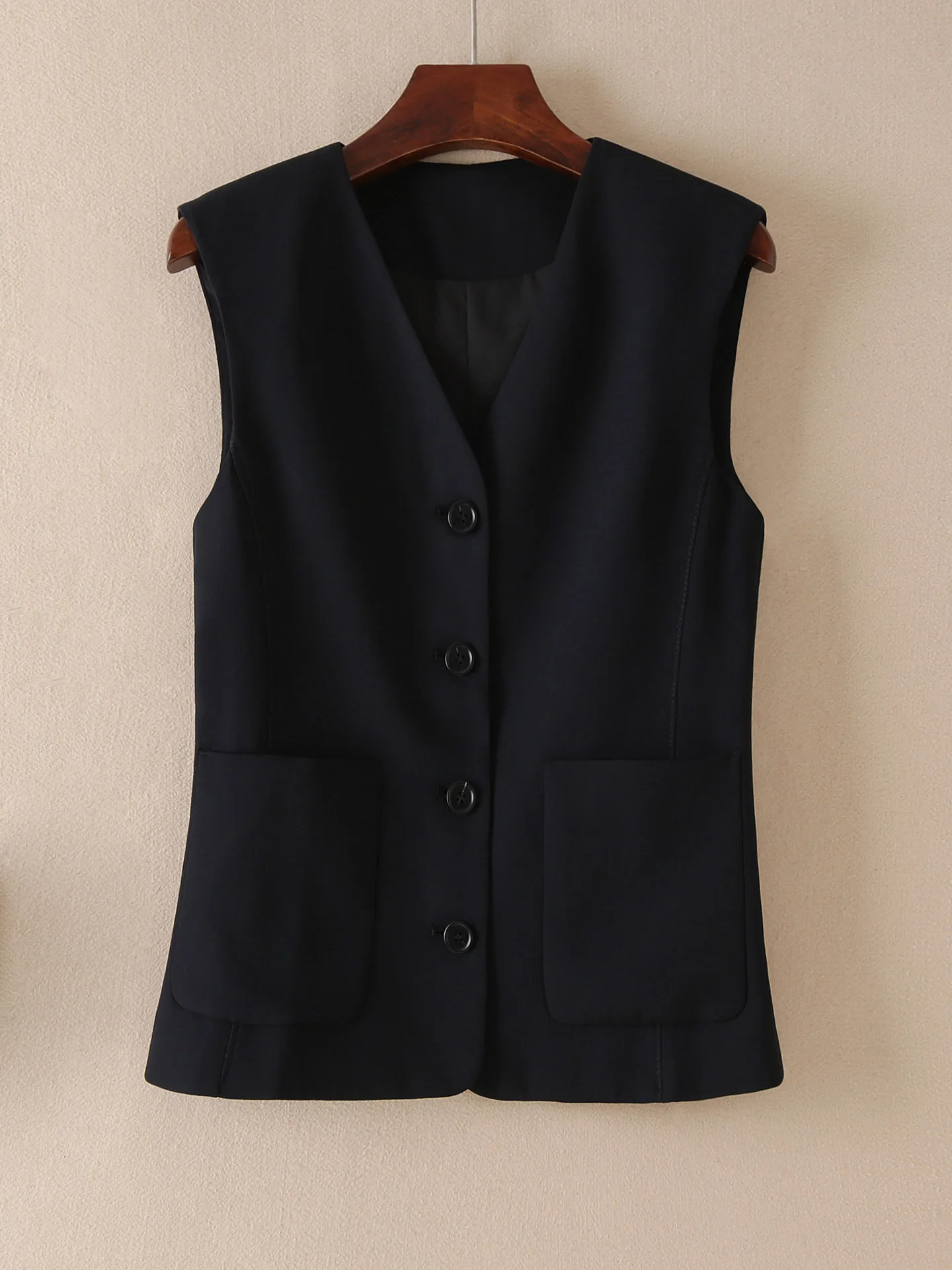 4月に着る50代の服、どう選ぶ？シンプルなノースリーブジャケットが通勤と散歩の両方で活躍する理由