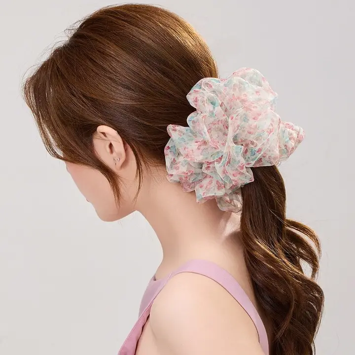 優雅なデザインの花柄ヘアゴム【柔らかさと使いやすさを兼ね備えたフェミニンスタイル】