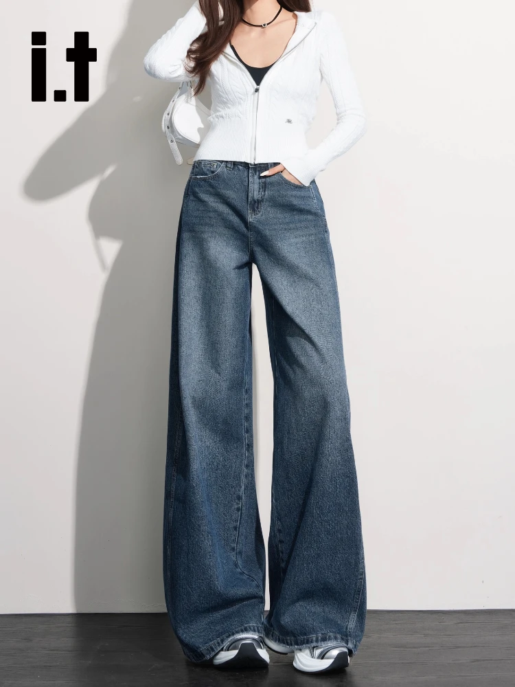 黒 デニム ワイド パンツの実用性：深い青のワイドレッグデニムが冬の日常に与える影響