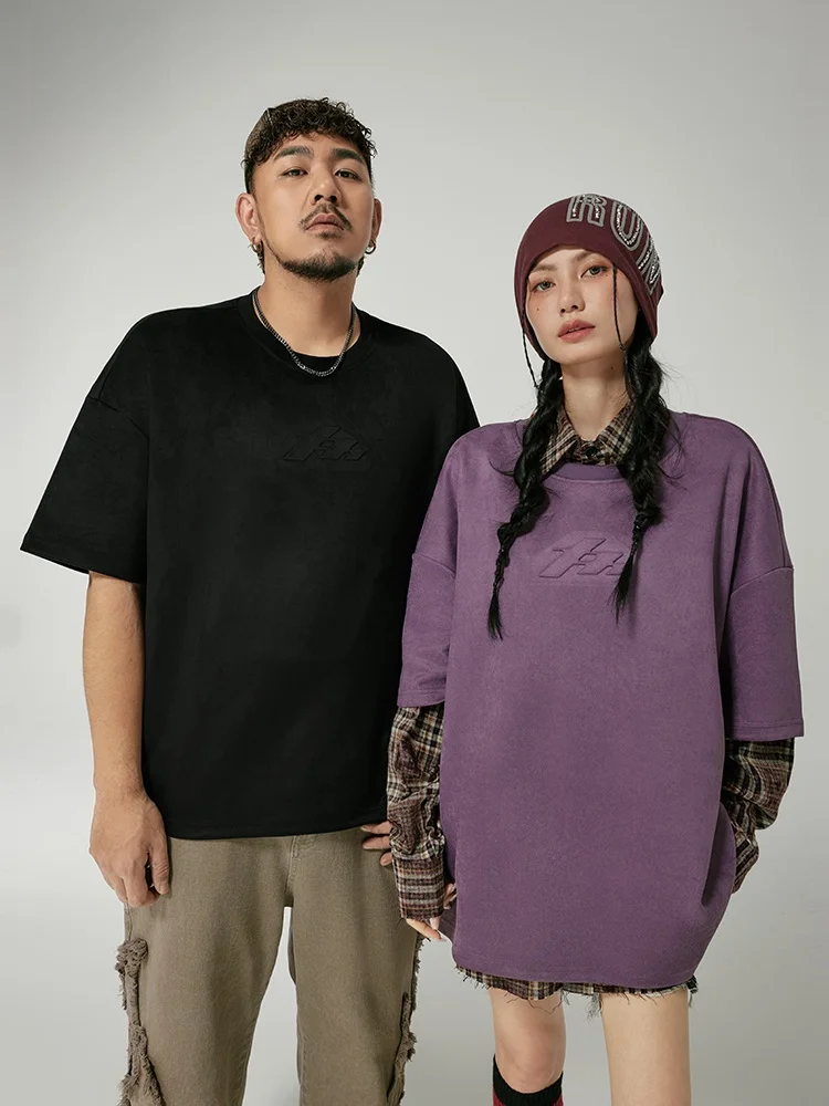 高級感溢れる立体鋼印Tシャツ：2026年ファッショントレンドで注目される青春流行スタイル