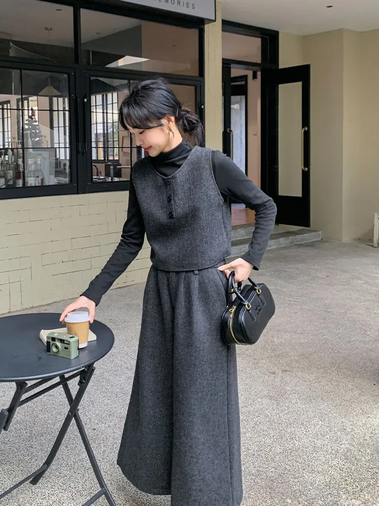 カーキニットベストの取り入れ方は？男女共用も可能で、通勤・カジュアル・フォーマルまで対応するおすすめ4選