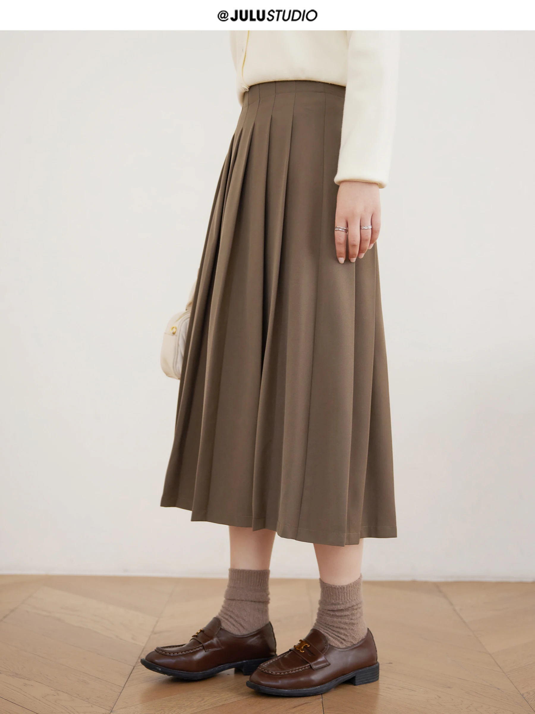 今の時期の服装レディースで悩んでいるなら、この1アイテムで解決できる？