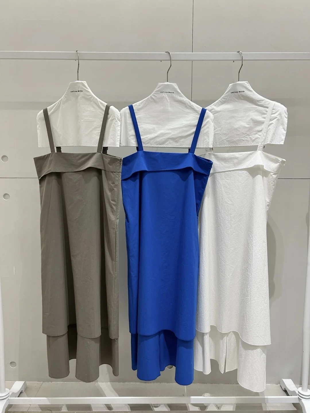 だぼっとした服を着るなら、今こそ選ぶべき「クラインブルーのA字裙」は？