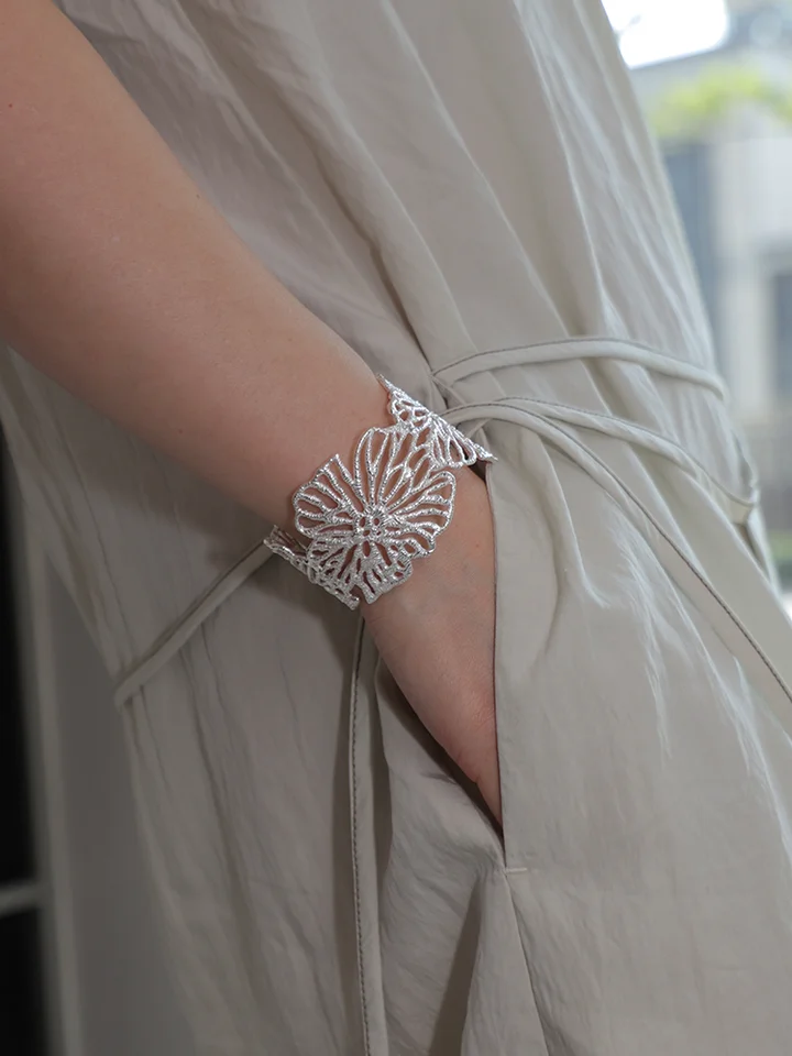 S925純銀製の透かし花モチーフ広幅バングル【調整可能・オープンタイプ】