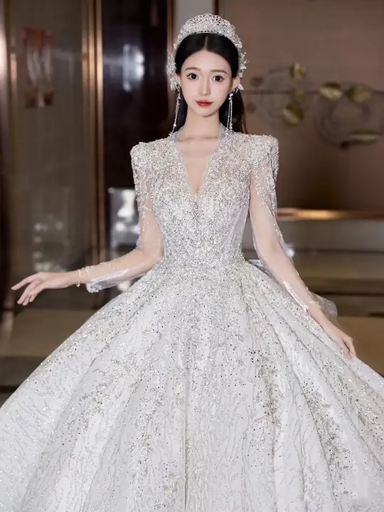 長袖Vネックデザインの花嫁用ウェディングドレス【フレンチスタイル・レトロ・大きなトレイン】