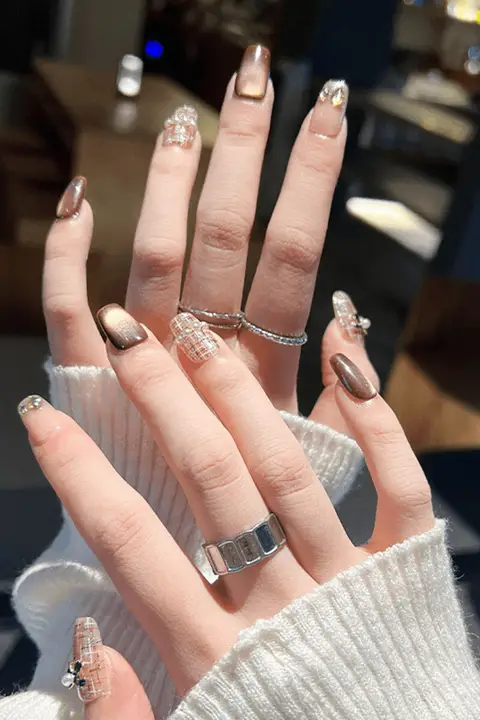 手作りの猫目デザイン爪シール【カフェオレ色・パールチェック・短め・学生・妊婦対応】（セットアップ対応）