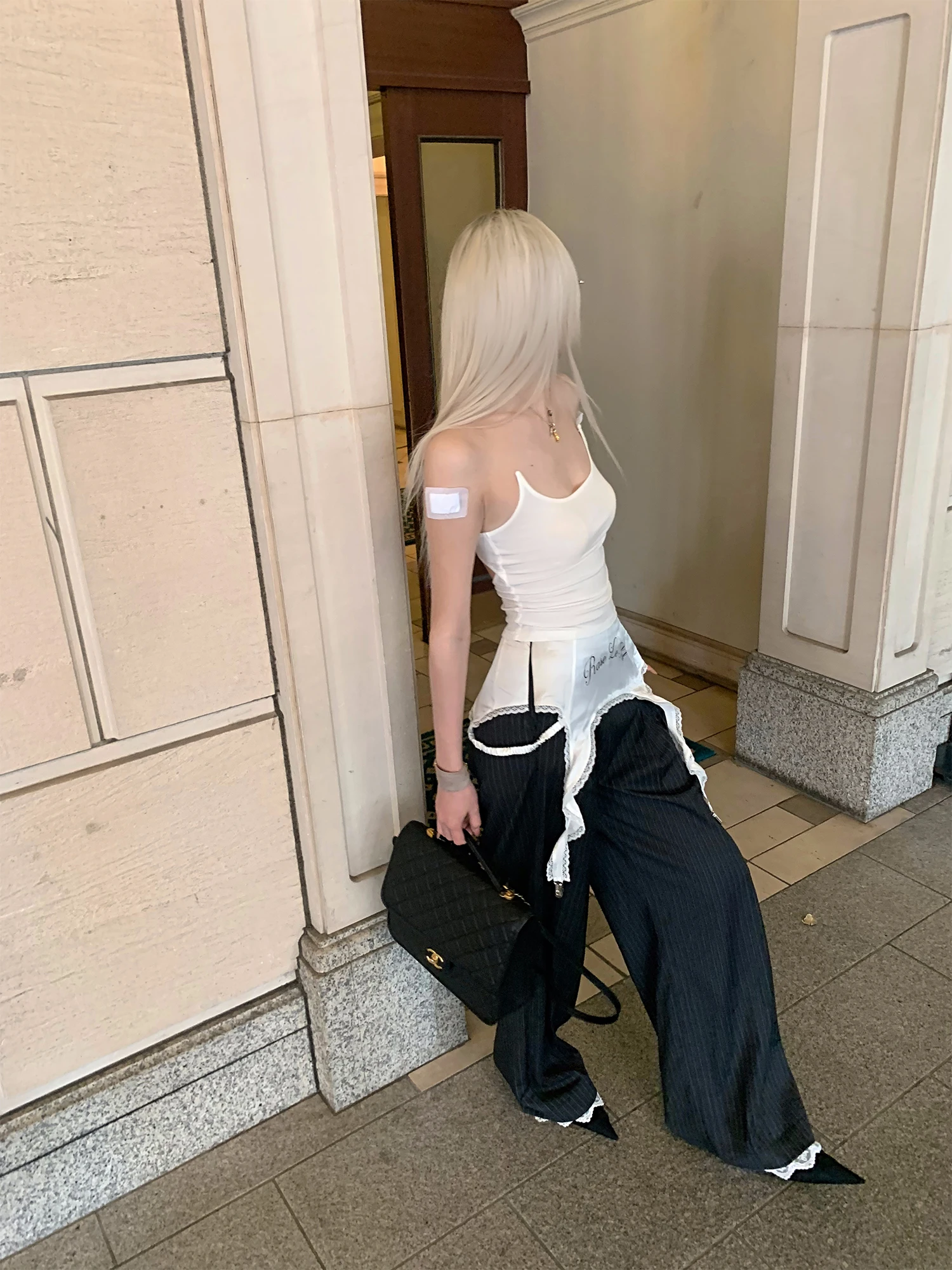 50代のファッション女性向けグレー縞模様ワイドレッグスーツパンツの着こなしとシルエットのバランス