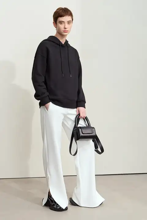 フード付きローズ刺繍入りパーカー【極上の柔らかさ・ゆったりしたデザイン・レディース用】