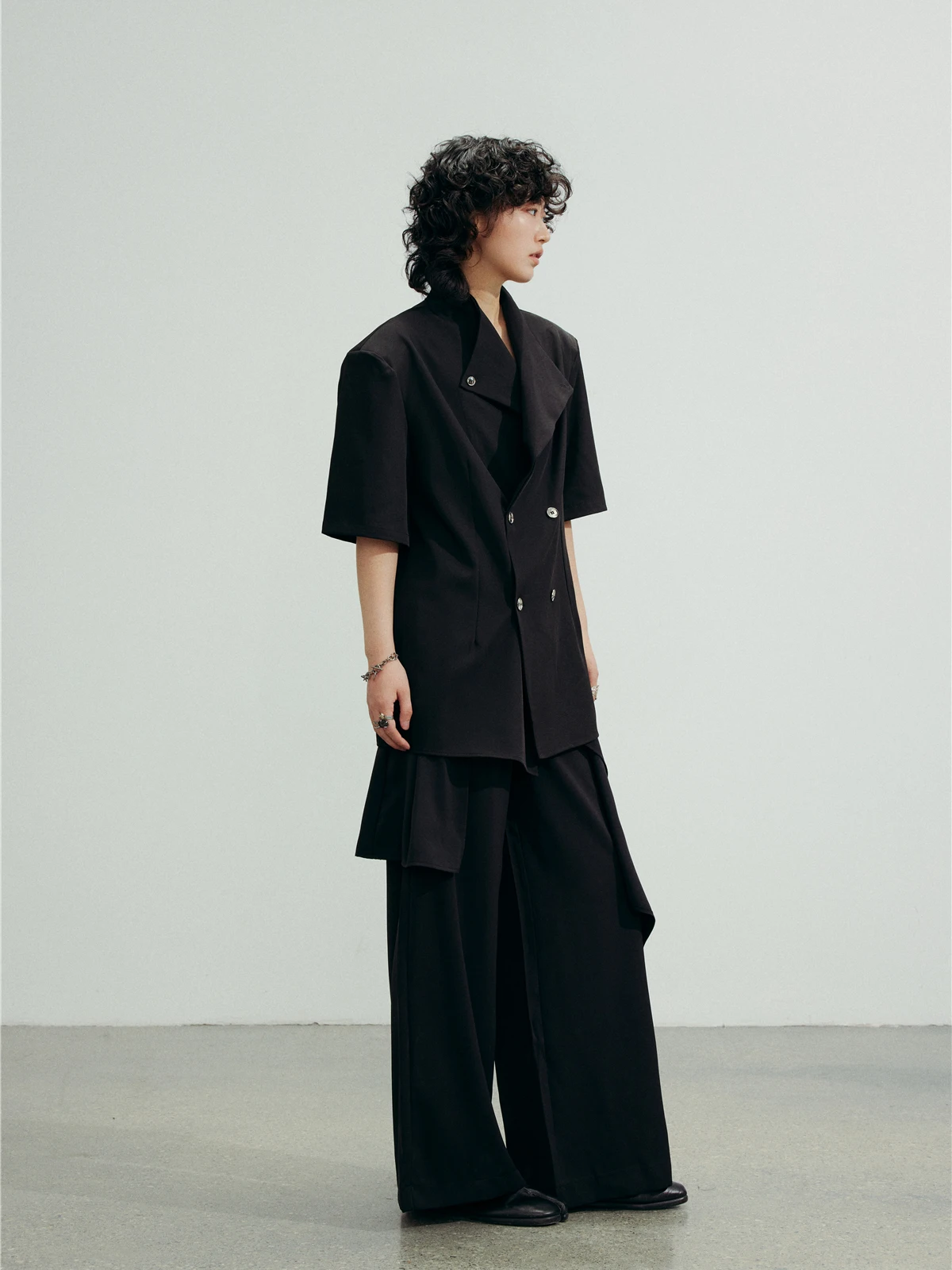 40代後半のファッションで「老けた」と感じない着こなしは？黒のダブルブレストショートスリーブジャケットが解決する