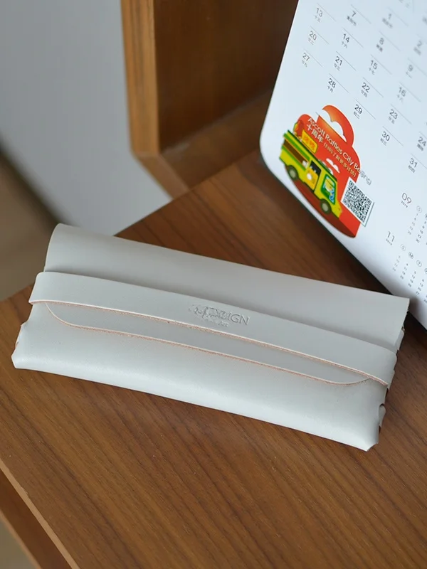 本革製眼鏡ケース【ハンドメイド】：革製の質感と耐久性が実証された日常使いの実態