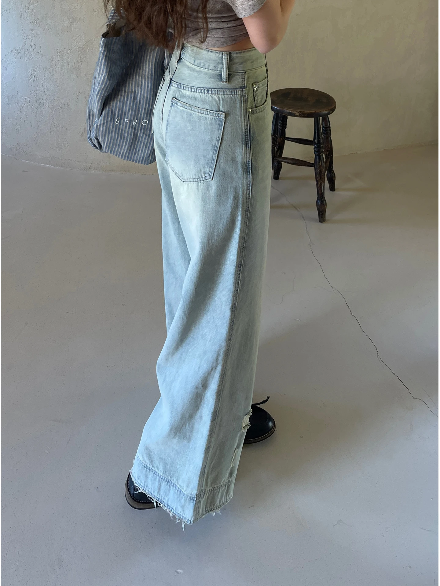 ヴィンテージ風ブルーのハンドメイドダメージストレートジーンズ：色落ちが気になる人のための実用ガイド