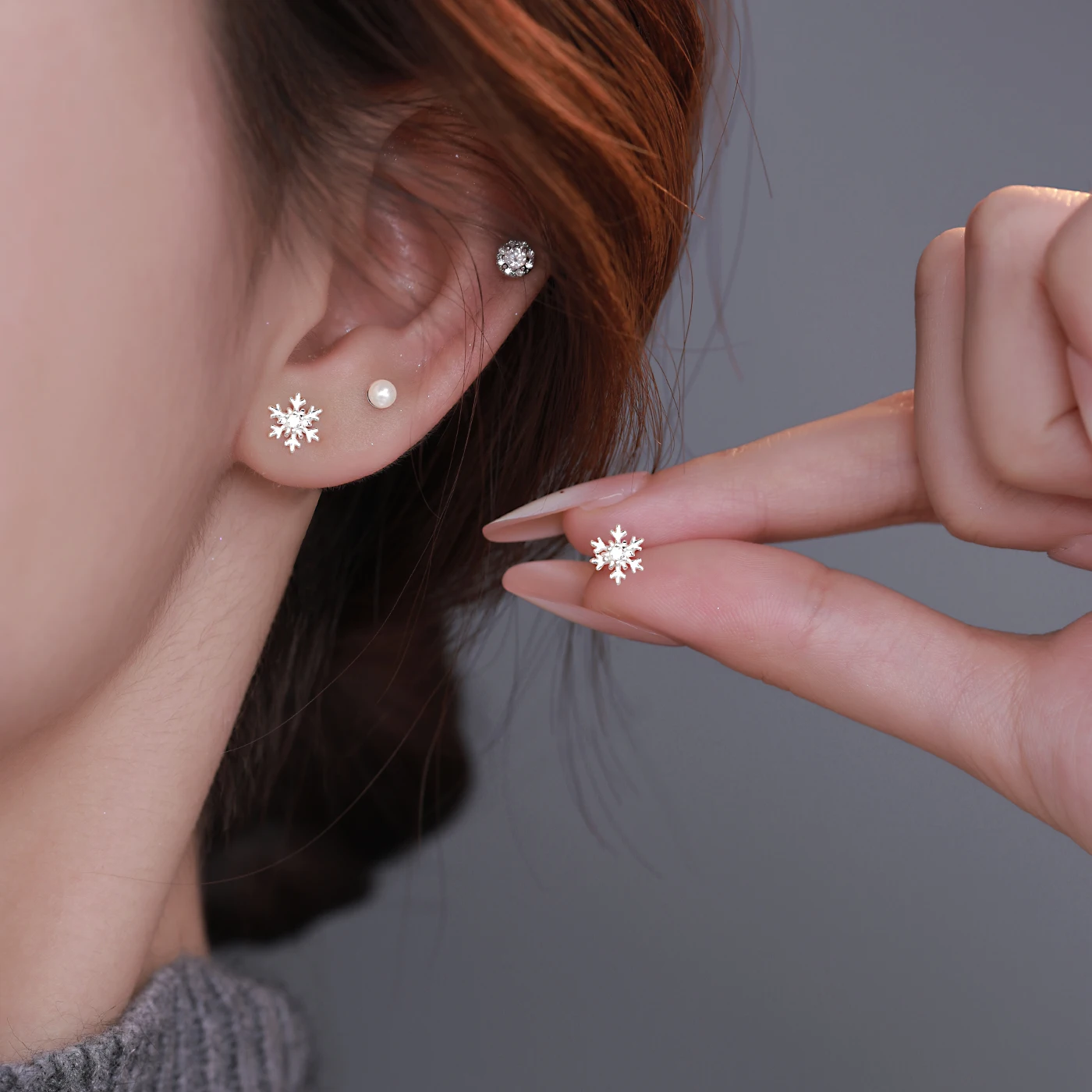 銀製雪の結晶デザインピアス：女性向け冬季ファッションに最適なシンプルなアクセサリー