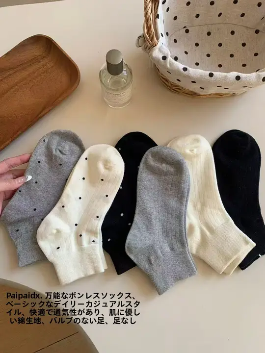 女性用夏用薄型滑り止め付きショートソックス【ドット柄・防臭機能】