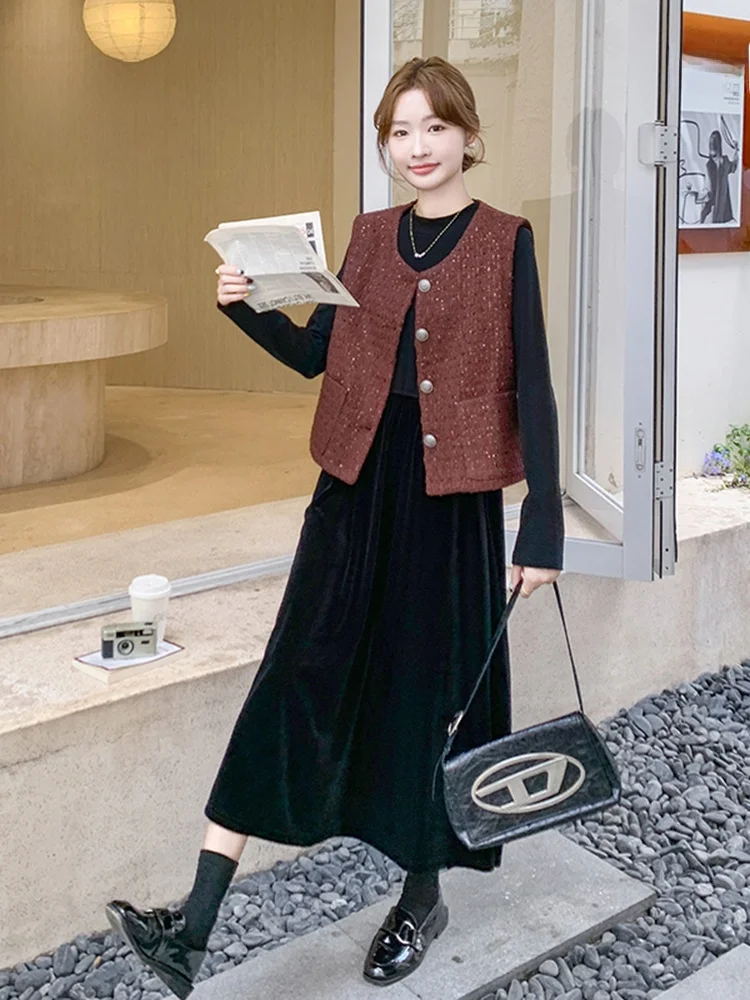 高級感あふれる黒いベロアワンピースとベストの秋のコーディネート