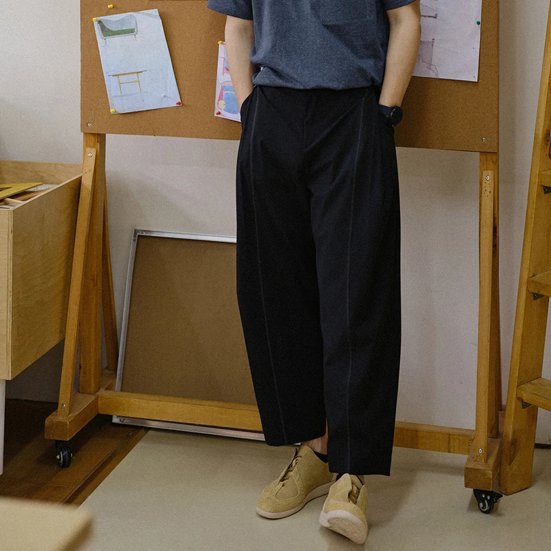 クロップドパンツの着こなしは、本当に難しい？その答えは「黒のカジュアルパンツ」にあり