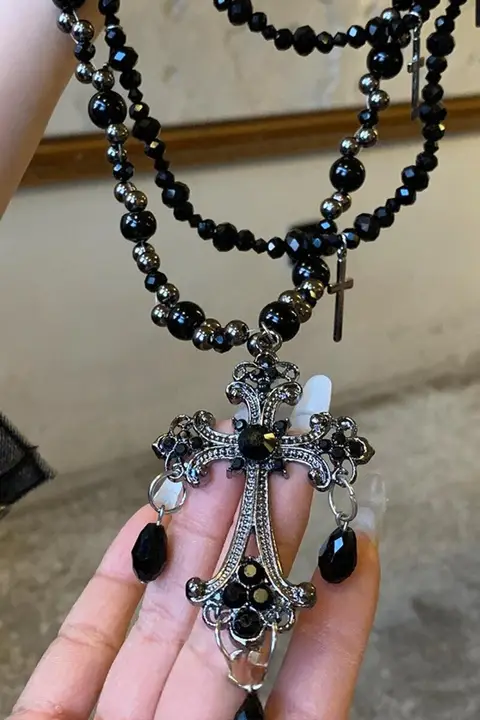 多重重ね着けゴシック風クロスネックレス【黒ビーズ・デザイン性の高いアクセサリー・女性用】