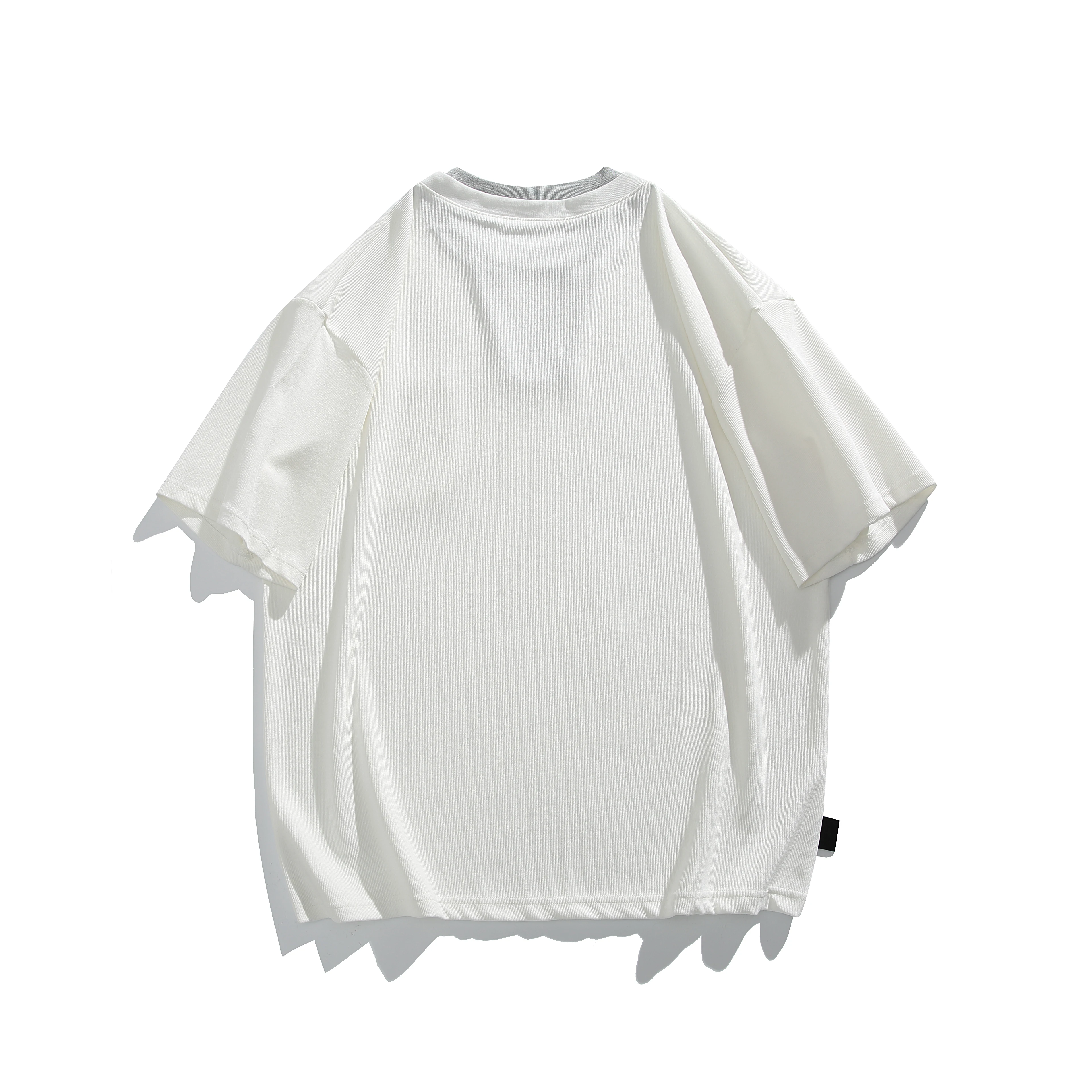 人気のモード系Tシャツはどう選ぶ？個性的なデザインが魅力のVネック短袖Tシャツの選び方を解説