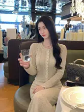 フィット感抜群の短丈ニットトップス【長袖・フリル付き】とフレアスカート【魚尾デザイン・春秋用】（セットアップ対応）