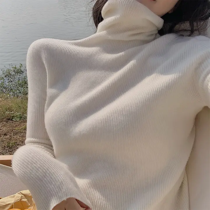 優しい白のハイネックニットトップス【薄手・長袖・肌触りの良い】