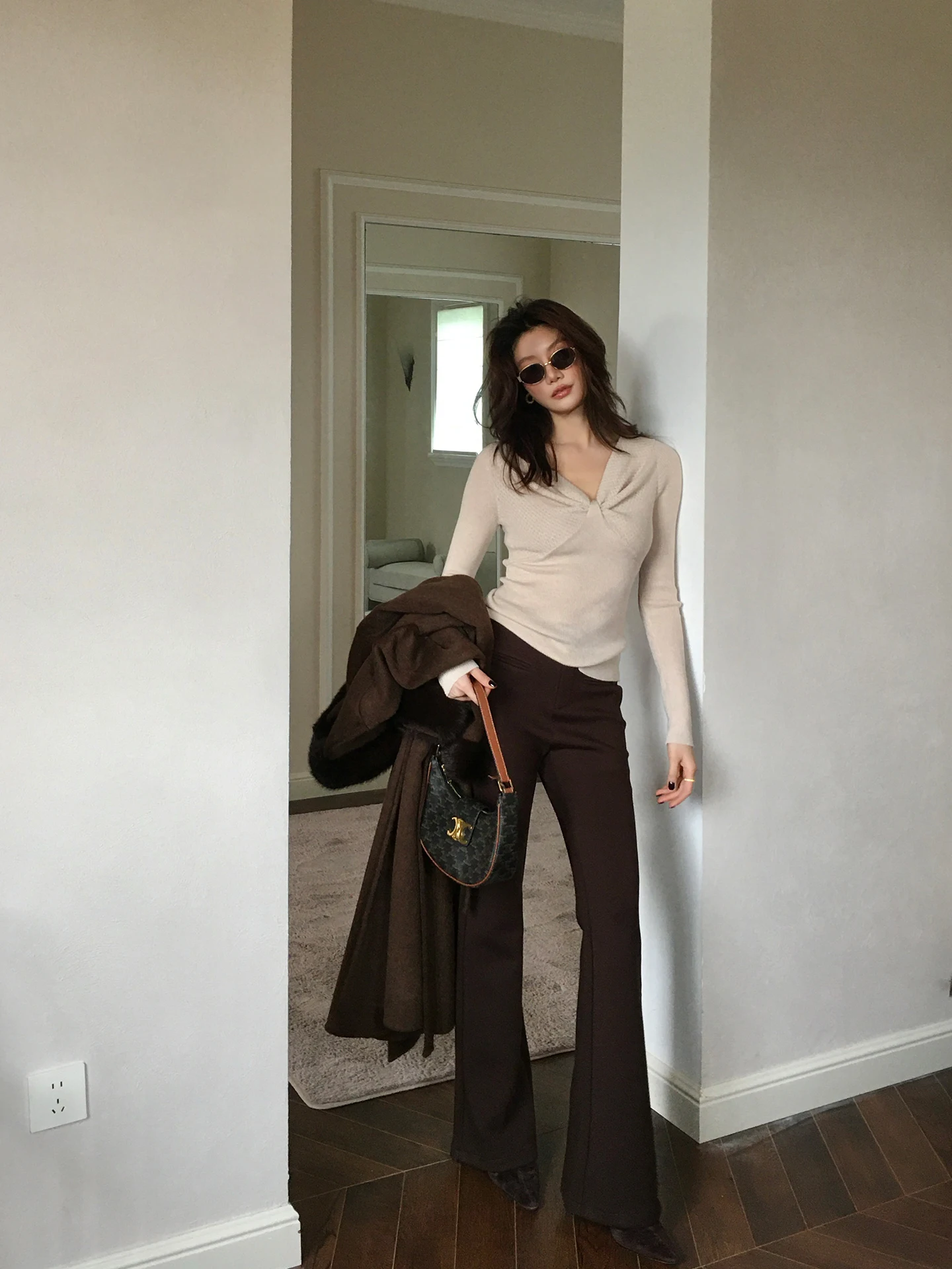 骨格ストレート フレアパンツ おすすめモデル：レトロデザインの高腰フレアパンツ